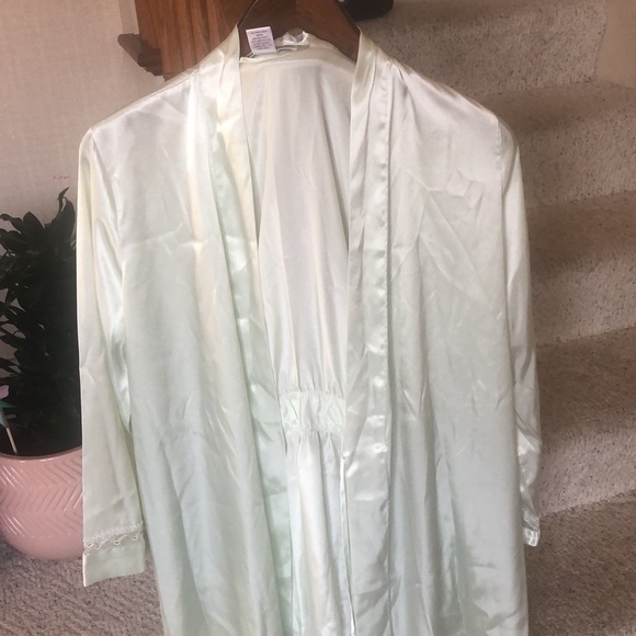Morgan Taylor Intimates Green Satin Glamour Robe - Picture 2 of 11